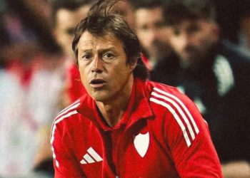 Matías Almeyda viendo el partido del Sevilla FC ante el Birmingham City desde el banquillo. | Imagen: X.