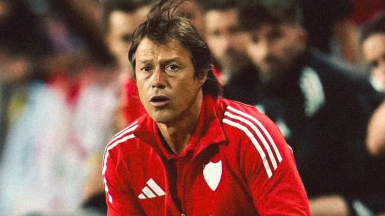 Matías Almeyda viendo el partido del Sevilla FC ante el Birmingham City desde el banquillo. | Imagen: X.