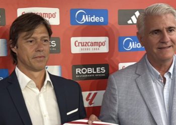 Matías Almeyda, y Antonio Cordón, posando en la presentación del argentino como nuevo entrenador del Sevilla FC. | Imagen: Perfil de X @ZonaMixta__.