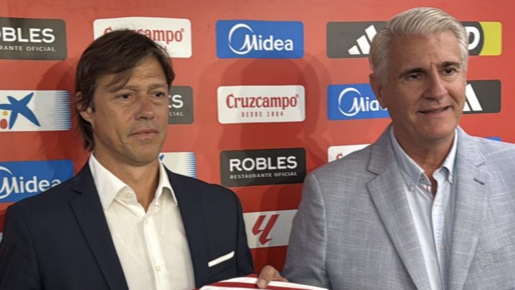 Matías Almeyda, y Antonio Cordón, posando en la presentación del argentino como nuevo entrenador del Sevilla FC. | Imagen: Perfil de X @ZonaMixta__.