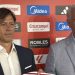 Matías Almeyda, y Antonio Cordón, posando en la presentación del argentino como nuevo entrenador del Sevilla FC. | Imagen: Perfil de X @ZonaMixta__.