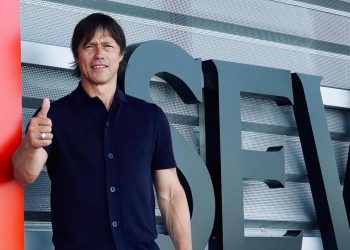 Matías Almeyda posando en su visita a las instalaciones del Sevilla FC. | Imagen: Perfil de X @SevillaFC.