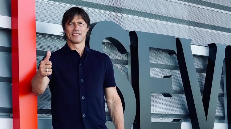 Matías Almeyda posando en su visita a las instalaciones del Sevilla FC. | Imagen: Perfil de X @SevillaFC.