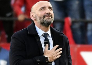 Monchi agradeciendo a la afición del Sevilla FC. | Imagen: X.