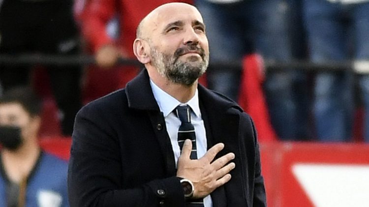 Monchi agradeciendo a la afición del Sevilla FC. | Imagen: X.