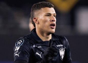 Nelson Deossa, posible fichaje del Real Betis, disputando un partido con Monterrey. | Imagen: X.