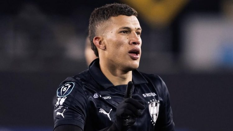 Nelson Deossa, posible fichaje del Real Betis, disputando un partido con Monterrey. | Imagen: X.