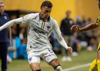 Nelson Deossa, jugador que interesa en el Real Betis, disputando un partido con Rayados de Monterrey. | Imagen: X.