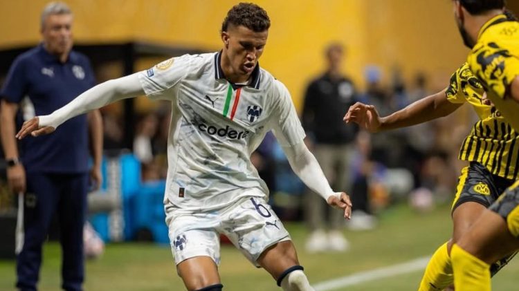 Nelson Deossa, jugador que interesa en el Real Betis, disputando un partido con Rayados de Monterrey. | Imagen: X.