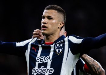 Nelson Deossa, jugador que interesa al Real Betis, celebrando un gol con Rayados. | Imagen: X.