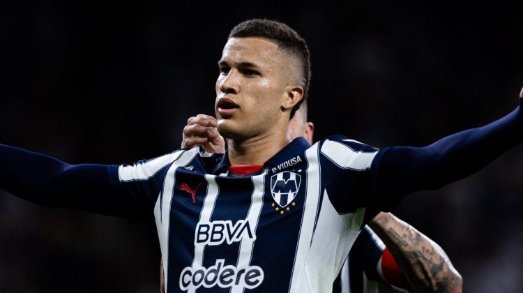 Nelson Deossa, jugador que interesa al Real Betis, celebrando un gol con Rayados. | Imagen: X.