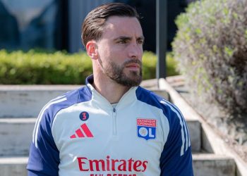 Nicolás Tagliafico, jugador que estuvo en la lista de pretendientes del Sevilla FC, posando con una chaqueta del Olympique de Lyon. | Imagen: X.