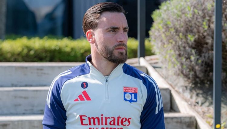 Nicolás Tagliafico, jugador que estuvo en la lista de pretendientes del Sevilla FC, posando con una chaqueta del Olympique de Lyon. | Imagen: X.