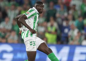 Nobel Mendy disputando un partido con el Real Betis. | Imagen: X.