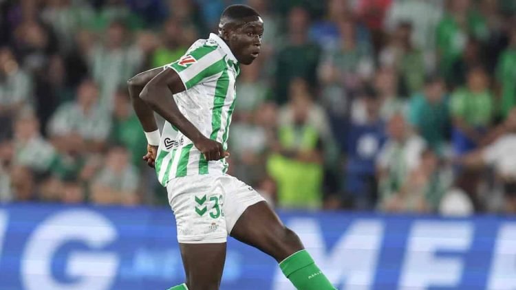 Nobel Mendy disputando un partido con el Real Betis. | Imagen: X.