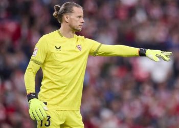 Nyland disputando un partido con el Sevilla FC. | Imagen: perfil de X @ZonaMixta__.