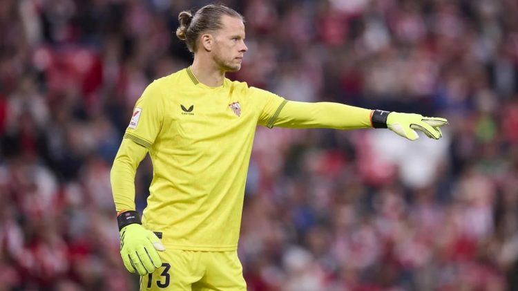 Nyland disputando un partido con el Sevilla FC. | Imagen: perfil de X @ZonaMixta__.