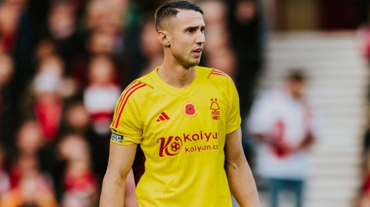 Odisseas Vlachodimos, portero que interesa al Sevilla FC, disputando un partido con el Nottingham Forest. | Imagen: X.