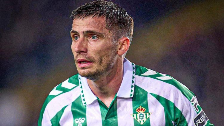Romain Perraud disputando un partido con el Real Betis. | Imagen: X.