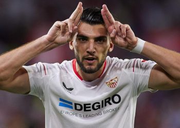 Rafa Mir celebrando un gol anotado con el Sevilla FC. | Imagen: perfil de X @ZonaMixta__.