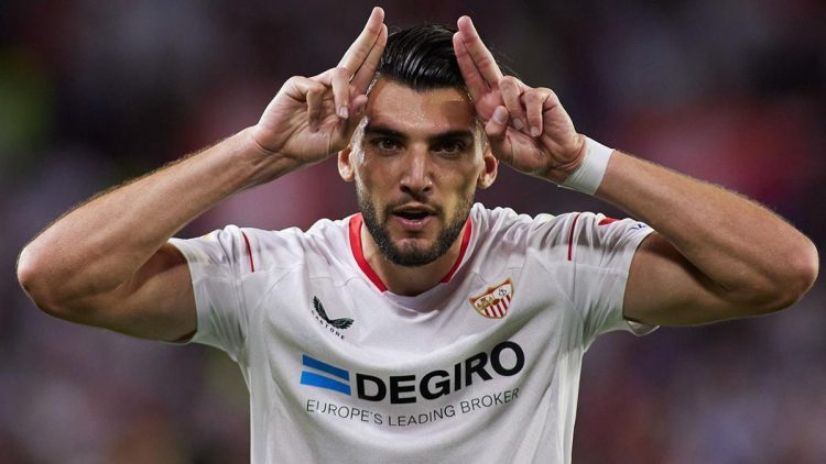 Rafa Mir celebrando un gol anotado con el Sevilla FC. | Imagen: perfil de X @ZonaMixta__.