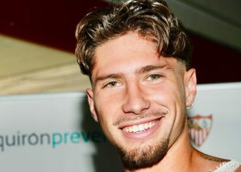 Carmona pasando el reconocimiento médico con el Sevilla FC. | Imagen: Perfil de X @SevillaFC.