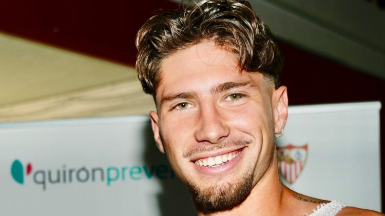 Carmona pasando el reconocimiento médico con el Sevilla FC. | Imagen: Perfil de X @SevillaFC.