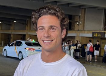 Rodrigo Riquelme nada más aterrizar en Sevilla. | Imagen: X.