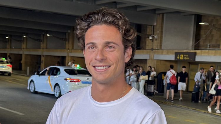 Rodrigo Riquelme nada más aterrizar en Sevilla. | Imagen: X.