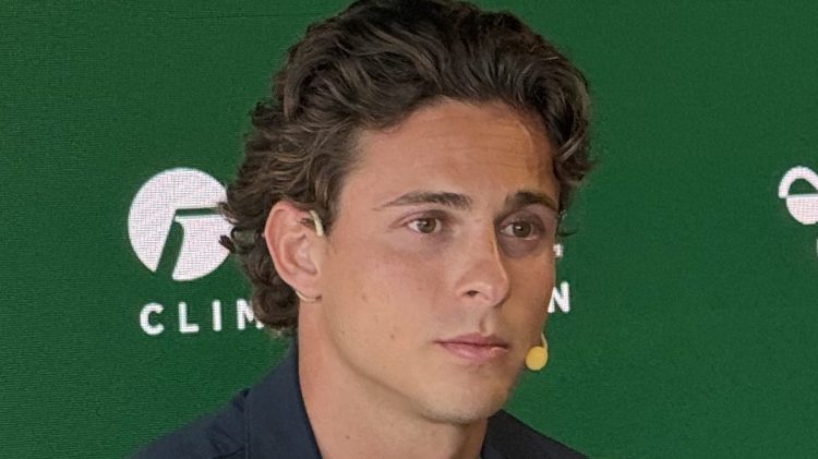 Rodrigo Riquelme, en su presentación como nuevo jugador del Real Betis. | Imagen: Perfil de X @ZonaMixta__.