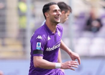 Rolando Mandragora disputando un partido con la Fiorentina. | Imagen: X.