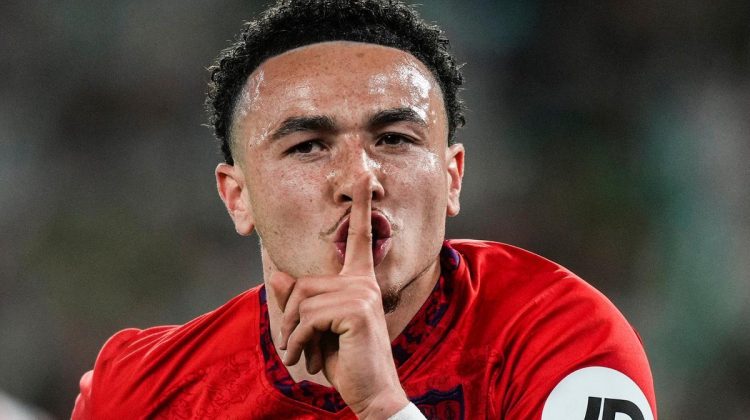 Rubén Vargas celebrando un gol anotado con el Sevilla. | Imagen: Perfil de X @ZonaMixta__.