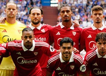 Jugadores del Sevilla FC posando antes del inicio del partido contra el Schalke 04. | Imagen: Perfil de X @SevillaFC.