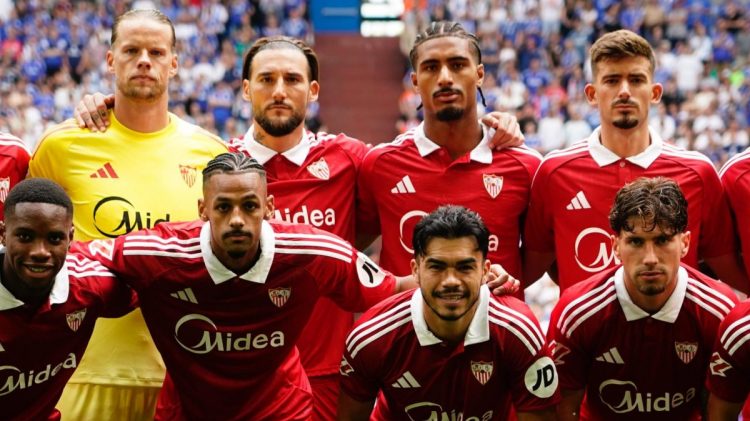 Jugadores del Sevilla FC posando antes del inicio del partido contra el Schalke 04. | Imagen: Perfil de X @SevillaFC.