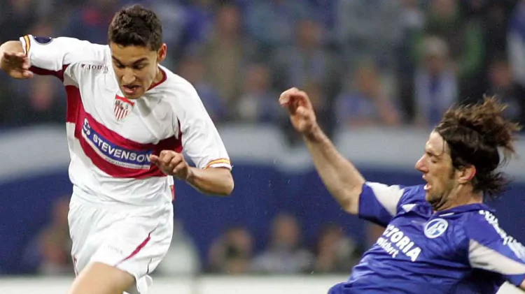 Jesús Navas disputando un partido con el Sevilla FC ante el Schalke 04. | Imagen: página web Sevilla FC.