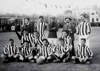 Jugadores del Sevilla FC posando antes de un partido en el siglo XX. | Imagen: página web Sevilla FC.
