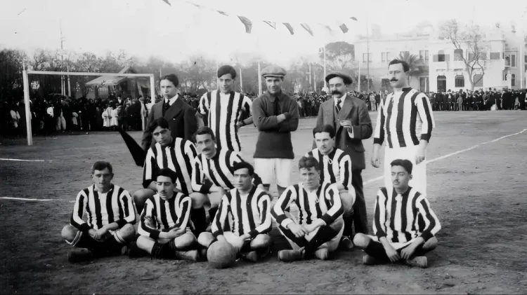 Jugadores del Sevilla FC posando antes de un partido en el siglo XX. | Imagen: página web Sevilla FC.