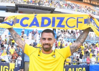 Suso Fernández en su presentación como nuevo jugador del Cádiz CF. | Imagen: Perfil de X @Cadiz_CF.