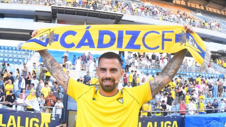 Suso Fernández en su presentación como nuevo jugador del Cádiz CF. | Imagen: Perfil de X @Cadiz_CF.