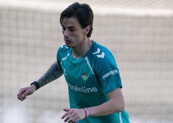 Valentín Gómez realizando ejercicios en un entrenamiento con el Real Betis. | Imagen: Perfil de X @RealBetis.