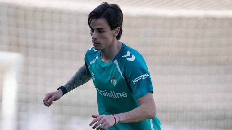Valentín Gómez realizando ejercicios en un entrenamiento con el Real Betis. | Imagen: Perfil de X @RealBetis.