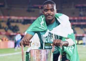 William Carvalho posando con la Copa del Rey conseguida ante el Valencia en el 2022. | Imagen: X.