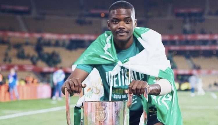 William Carvalho posando con la Copa del Rey conseguida ante el Valencia en el 2022. | Imagen: X.