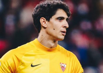 Yassine Bono disputando un partido con el Sevilla FC. | Imagen: X.