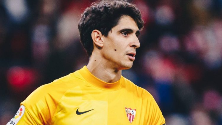 Yassine Bono disputando un partido con el Sevilla FC. | Imagen: X.