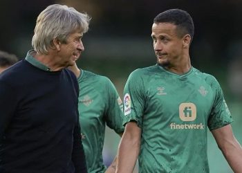 Luiz Felipe y Manuel Pellegrini hablando durante un partido del Real Betis Balompié. | Imagen: perfil de X @ZonaMixta__