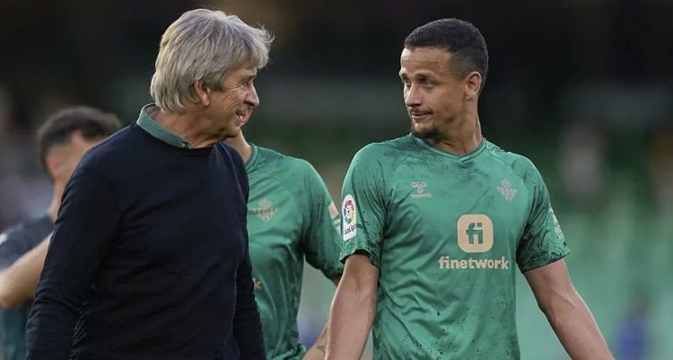 Luiz Felipe y Manuel Pellegrini hablando durante un partido del Real Betis Balompié. | Imagen: perfil de X @ZonaMixta__