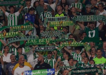 Aficionados del Real Betis animando a su equipo. | Imagen: perfil de X @RealBetis.