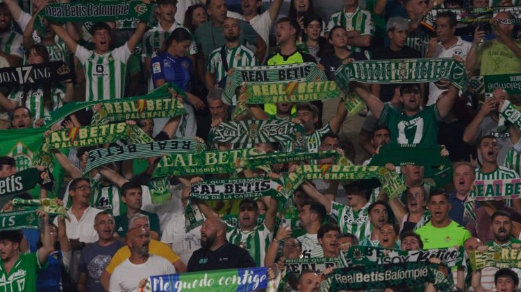Aficionados del Real Betis animando a su equipo. | Imagen: perfil de X @RealBetis.
