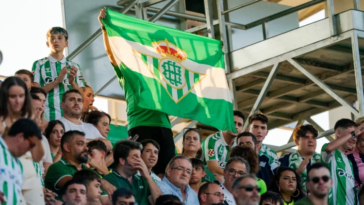 Aficionados del Real Betis en un partido de fútbol. | Imagen: página web Real Betis.